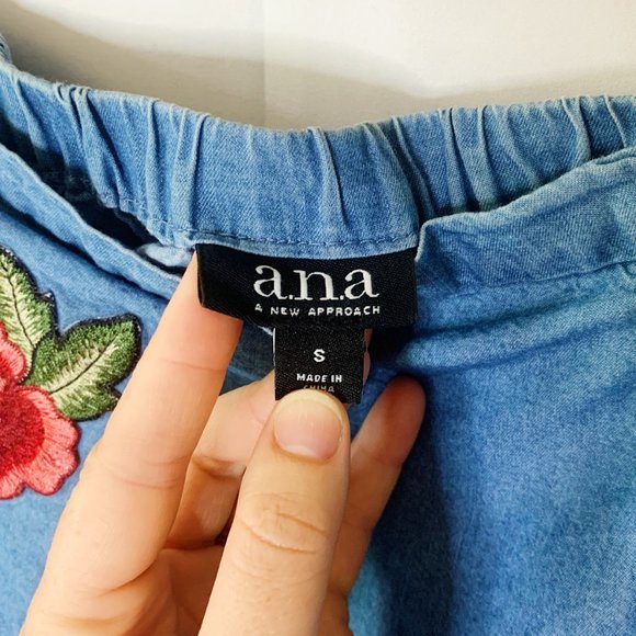 A.N.A. Denim Off the Shoulder Top Size Small - Picture 3 of 7